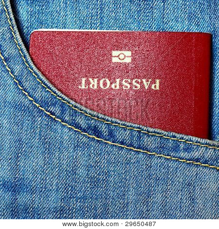 Rød biometriske pas i lommen