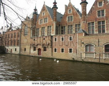 Casas antiguas en un canal en Brujas