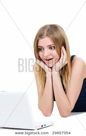 Szép fiatal lány Laptop meglepetés