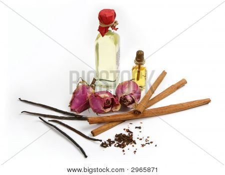 Bottiglie con aromaterapia olio, fiori e spezie