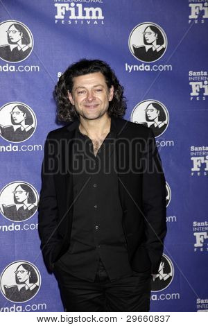 SANTA BARBARA - 3 lutego: Andy Serkis przybywa Awards 2012 rocka wirtuozów w Arlington Theater 