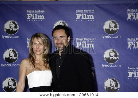 SANTA BARBARA - 3 lutego: Demian Bichir i żona Stefanie Shark przybywa w 2012 rocka wirtuozów Aw
