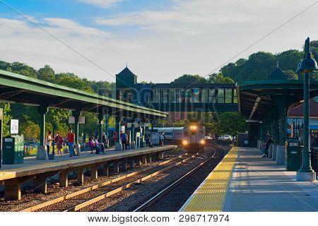Peekskill, Ny - September 4, 2018: A Morning Commuter Train Heading To New York City Pulls Into The 