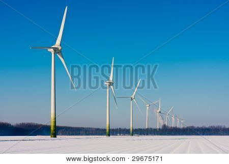 Venkovské Zimní krajina v Nizozemsku s velkým opravené Windturbines
