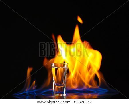 Vodca Flaming sur fond noir