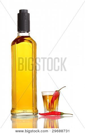 bouteille et verre de poivre rouge et vodka chili peppers isolé on white