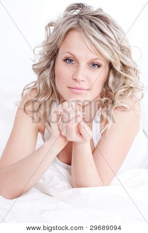 Bela mulher caucasiana loira em sua cama