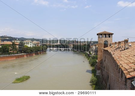 Una vista di Verona e i suoi monumenti