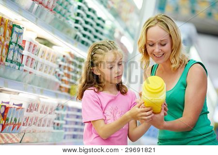 donna e ragazza scelta produce latticini shopping Mall