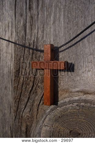 Croce Collana sul recinto in legno