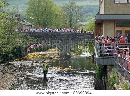 Hebden Bridge, West Yorkshire, England - 22 April 2019: People And Volunteers Watching The Annual Ea