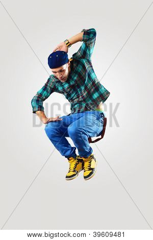 Ballerino hiphop giovane facendo un movimento su bianco