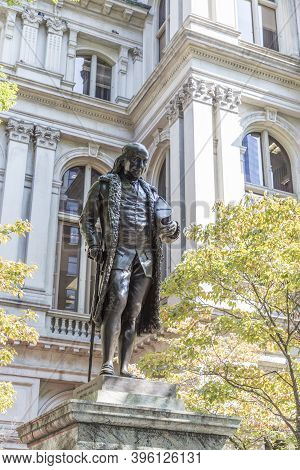 Boston, Usa - September 12, 2017:  View To The Benjamin Franklin Statue By Richard Saltonstall Green
