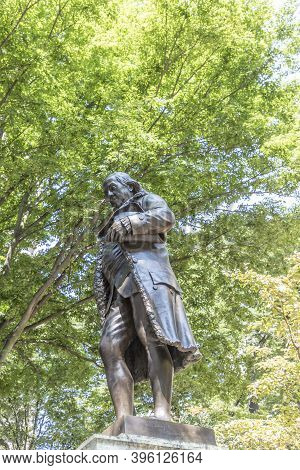 Boston, Usa - September 12, 2017:  View To The Benjamin Franklin Statue By Richard Saltonstall Green