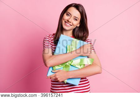 Photo Portrait Of Happy Cheerful Birhtday Girl Hugging Embracing Wrapped Gift Smiling Isolated On Pa