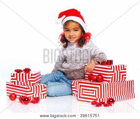 Niña con sombrero de Santa Claus con caja de regalo
