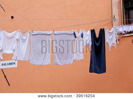 Witte Wasserij hangen te drogen