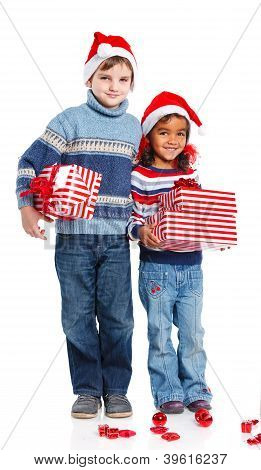 Niños pequeños en el sombrero de Santa Claus con caja de regalo
