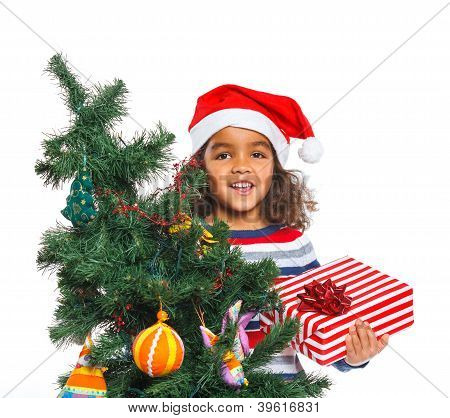 Niña con sombrero de Santa Claus con caja de regalo