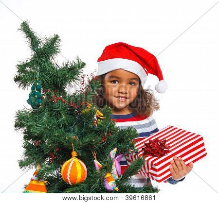 Niña con sombrero de Santa Claus con caja de regalo