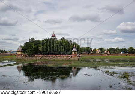 Madurai, India - November 02, 2018: Vandiyur Mariamman Temple Or Maariamman Kovil Teppakulam In Madu