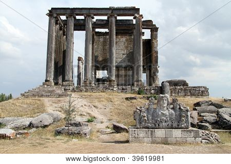 Acroterion ve Zeus Tapınağı