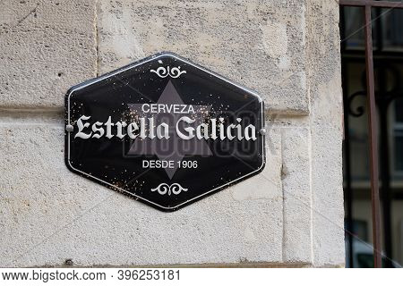 Bordeaux , Aquitaine / France - 11 11 2020 : Estrella Galicia Logo And Text Sign On Restaurant Bar P
