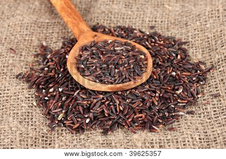arroz preto na demissão em colher de madeira