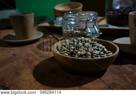 Brewed Black Robusta And Arabica Coffee Powder, Roasted Coffee Beans And Raw Coffee Beans
