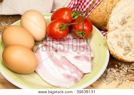 FrÃ¼hstÃ¼ck mit Eiern, Bakon und Tomaten