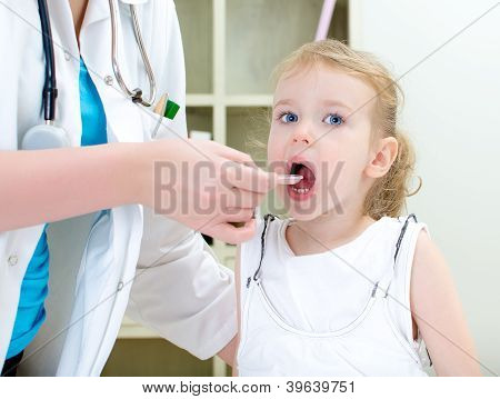 Roztomilá holčička návštěvě pediatra a užívání léků