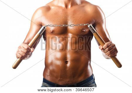 Mand i kampsport koncept med nunchucks