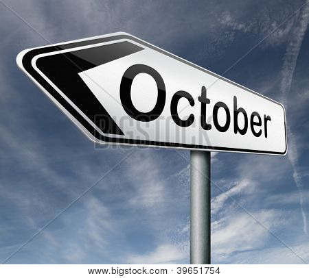 Octobre pointant vers le mois prochain de la flèche de signe route automne année