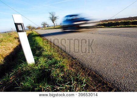 ぼやけている道路上の車