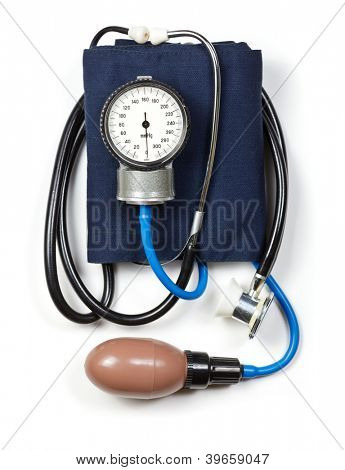 Handmatige aneroid bloeddrukmeter met stethoscoop op witte achtergrond