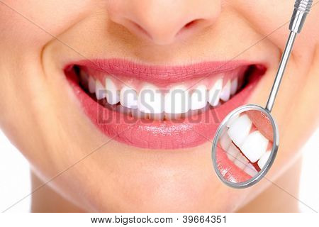 Sorriso da bela jovem. Saúde dental.