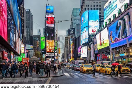 New York City, Usa, May 2019, Urban Scene On Broadway Avenue By The 45th Street, Manhattan
