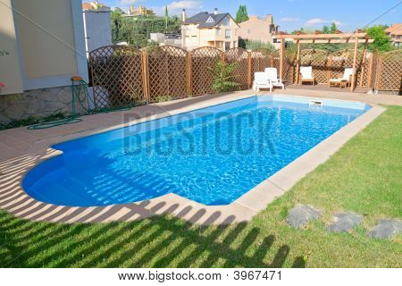 Giardino piscina con acqua dolce spumante