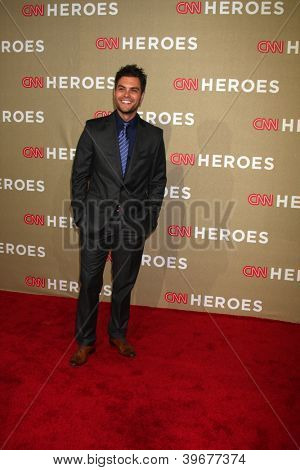LOS ANGELES - DEC 2: Erik Valdez kommt für die 2012 CNN Heroes Awards im Shrine Auditorium Dece