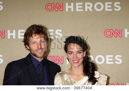 LOS ANGELES - DEC 2: Jamie Bamber, Kerry Norton přijíždí do 2012 CNN Heroes ocenění na svatyni Aud