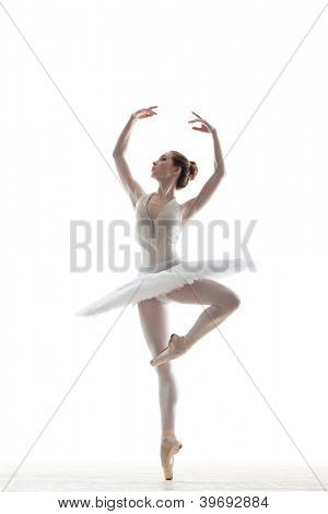 silhouet van ballerina in klassieke tutu in de witte studio