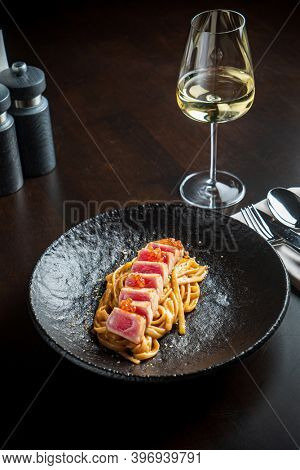 Linguine with tuna and caviar