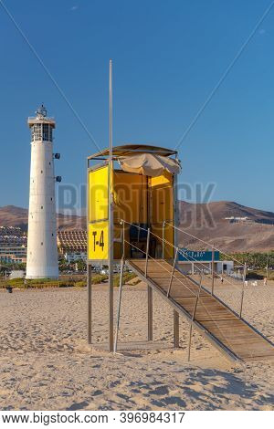 Morro Jable, Fuerteventura, Spain : 2020 October 08 : Gente De Camino Al Faro De Morro Jable En La I