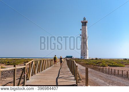 Morro Jable, Fuerteventura, Spain : 2020 October 08 : Gente De Camino Al Faro De Morro Jable En La I
