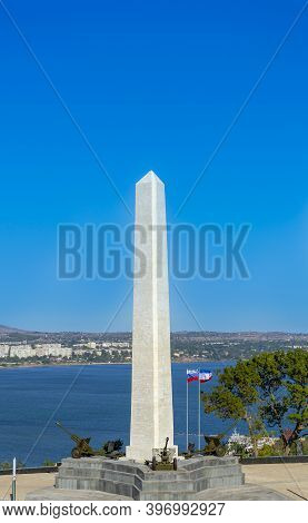 Kerch, Crimea - September 16, 2020: Obelisk Of Glory On Mount Mithridates And Artillery Pieces