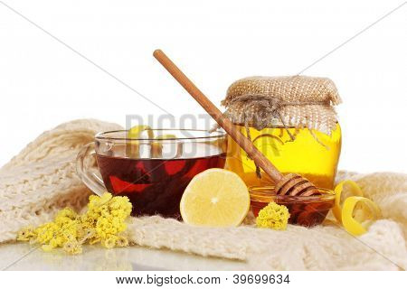 Gesunde Zutaten für die Stärkung der Immunität auf warmen Schal, isolated on white