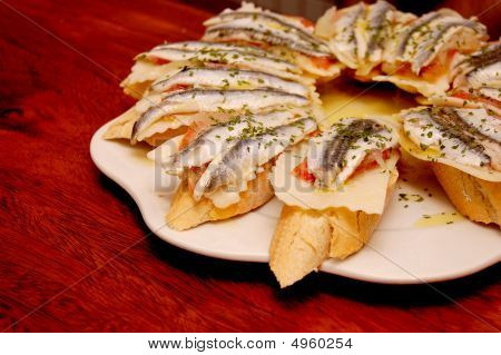 San Sebastian gelen tipik Pintxo. Guipuzcoa, İspanya