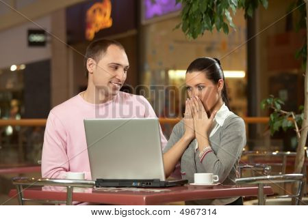 La ragazza sorpresa In Cafe