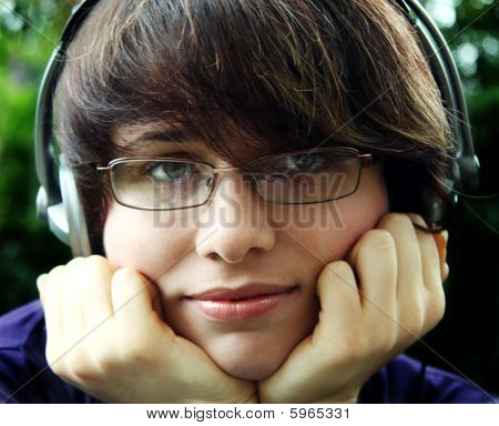 Dívka poslouchá hudbu