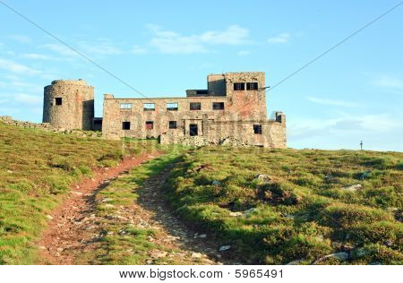 Vue sur la montagne l'été avec Observatoire ruines en haut de la montagne